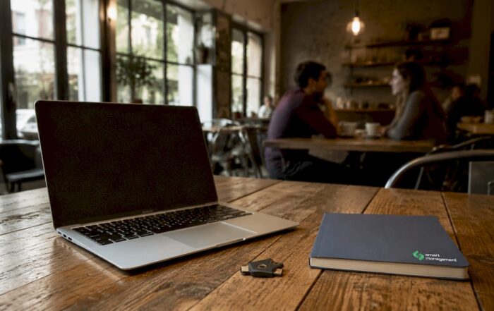 Ένα YubiKey πάνω στο γραφείο, δίπλα στο laptop, ως απαραίτητο εργαλείο ασφάλειας για την επιχείρηση.