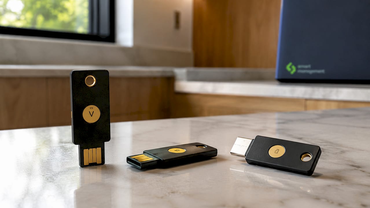 Οι συσκευές YubiKey παρουσιάζονται σε καθαρό, λευκό φόντο