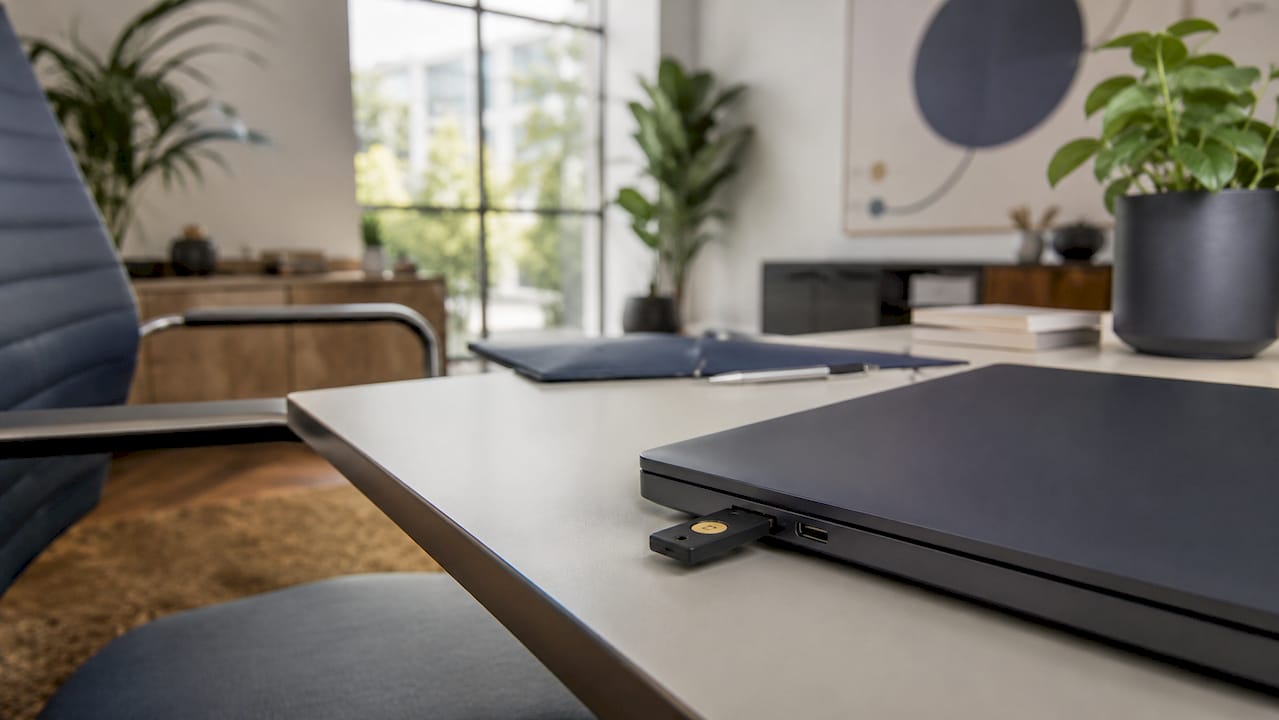 1782965995888_Laptop-with-yubikey-for-digital-verification Φορητός υπολογιστής με Yubikey για ασφαλή ψηφιακή ταυτοποίηση